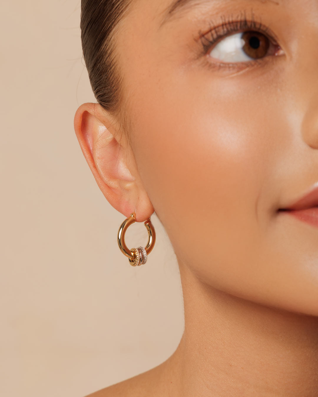 model wearing the mixed metal hoop earrings by Camóre