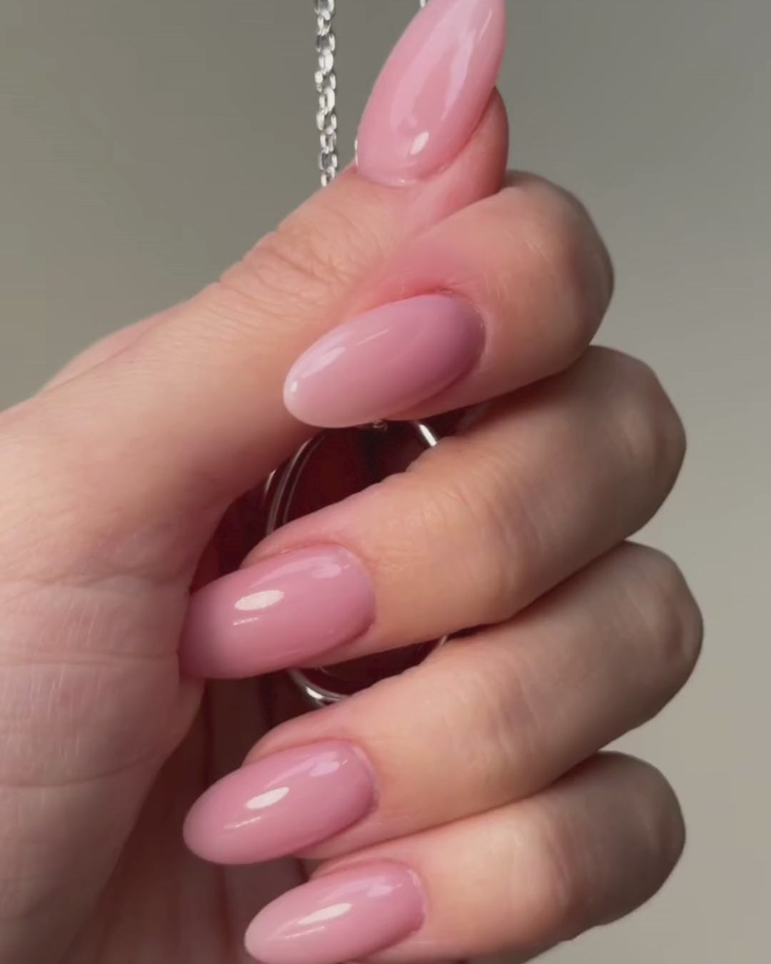 Video of the silver open oval pendant necklace by Camóre